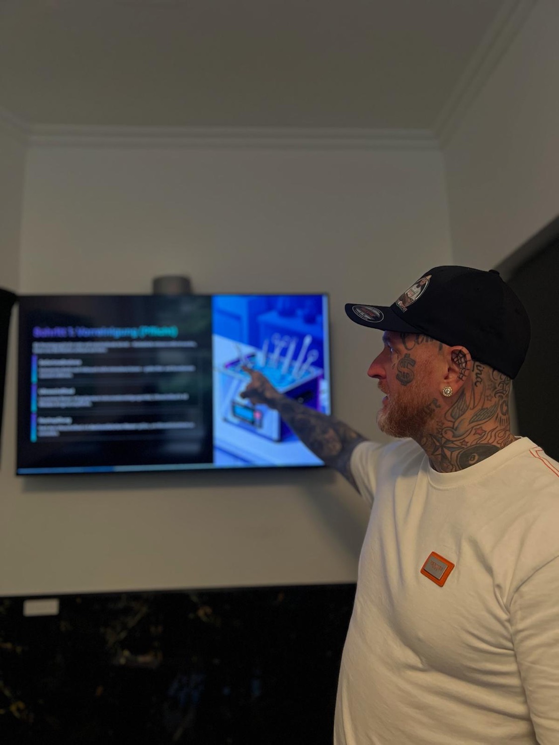 Tattoo Andy erklärt die Vorreinigung und Sterilisation in der Schulung