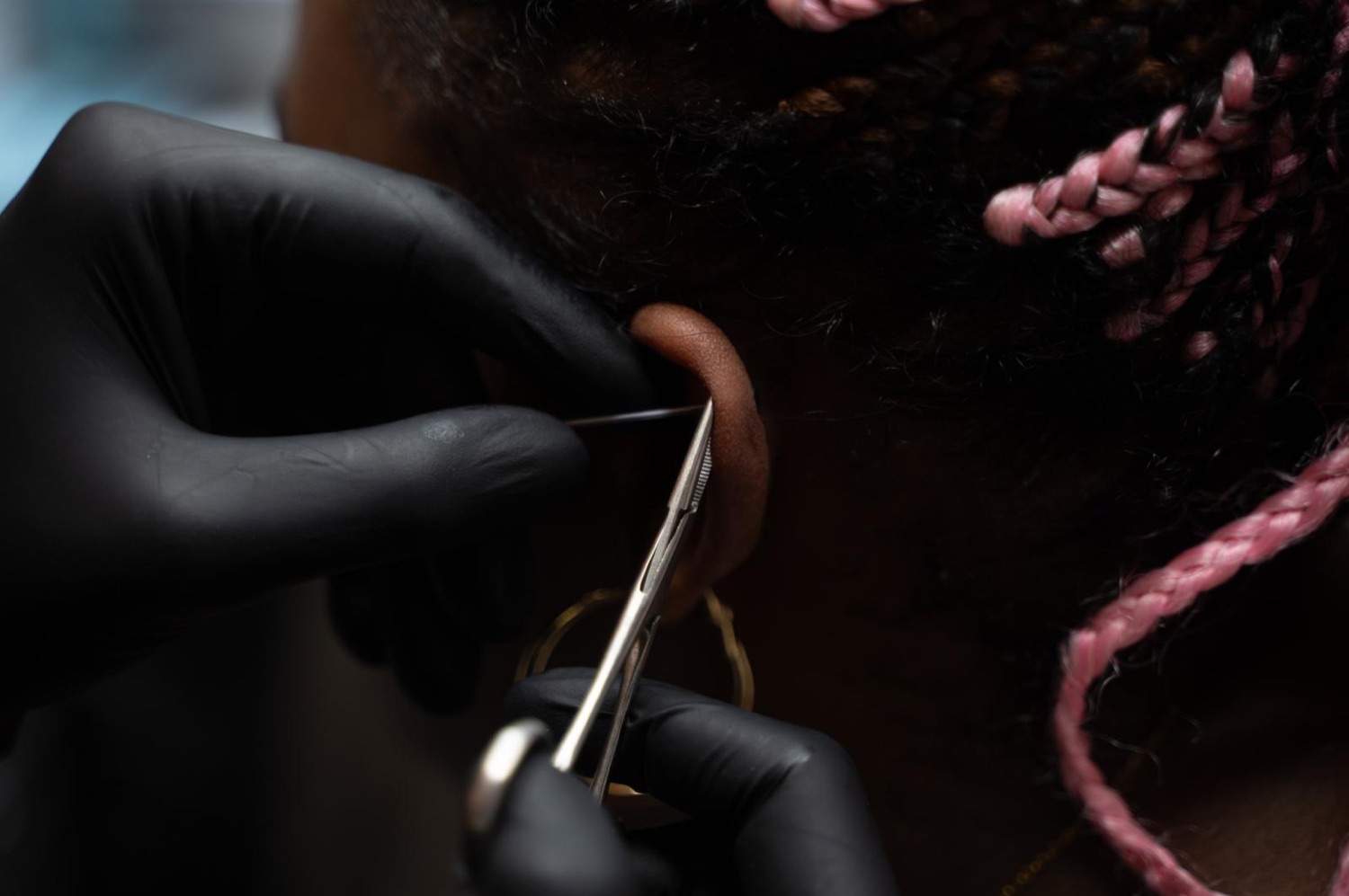Piercing wird unter Aufsicht an einem echten Kunden gesetzt